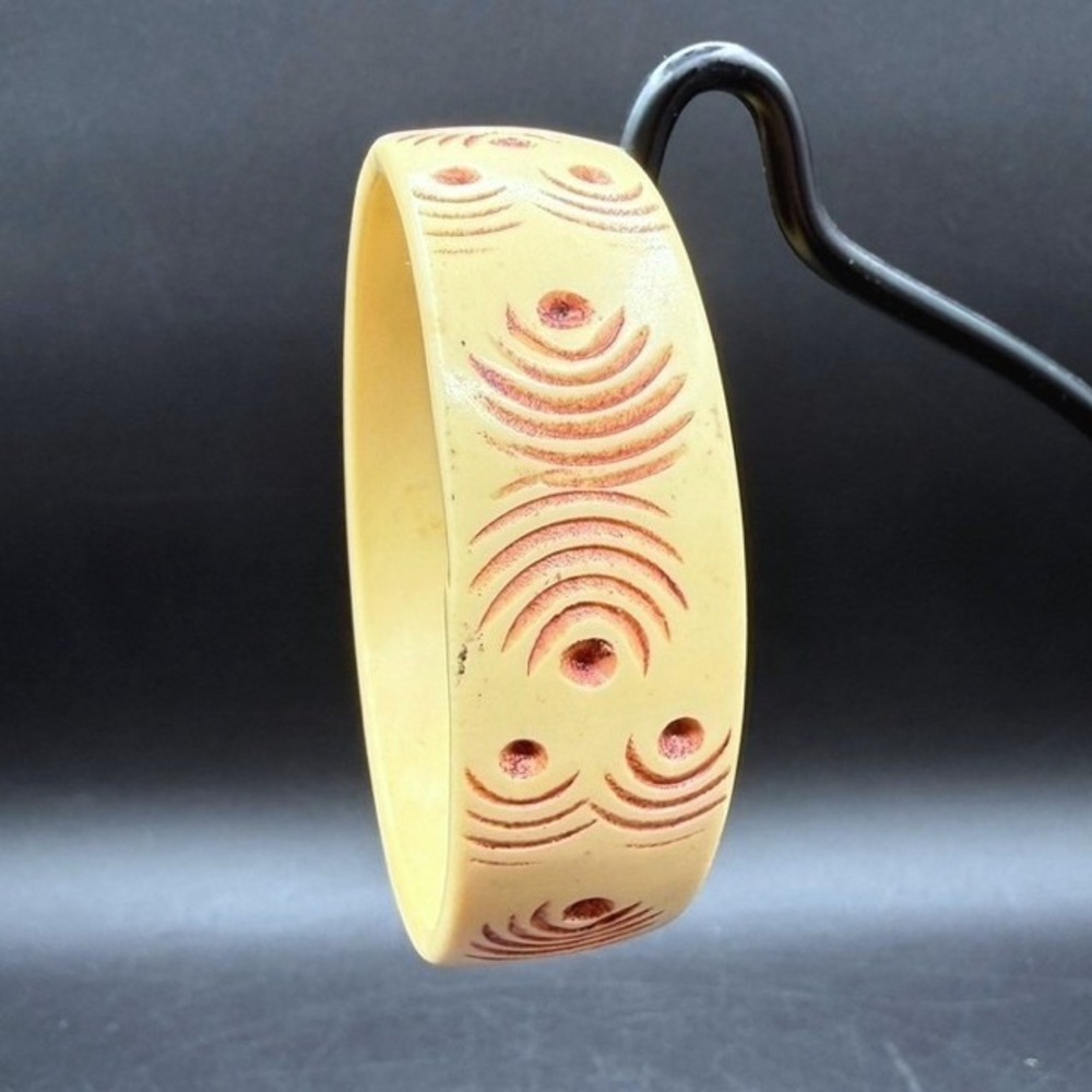 Vintage MCM Bakelite Bangle Bracelet Womens Carved Cream Yellow Red Butterscotch